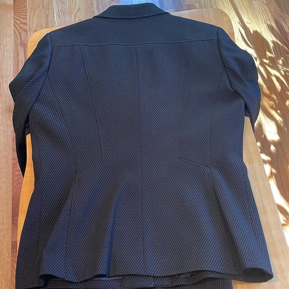 Classic black pants suit, tailored back, interesting weave. - Picture 4 of 5